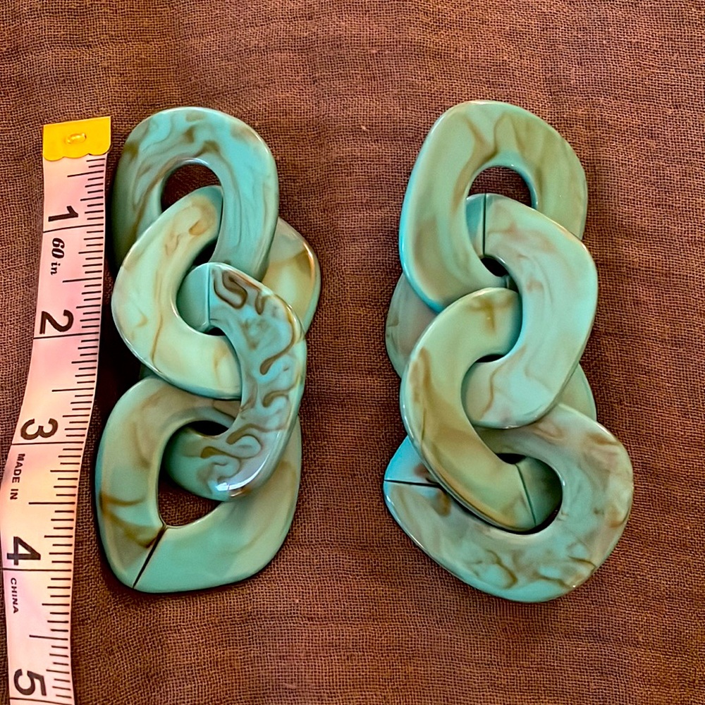 Acrylic turquoise chain link earrings.